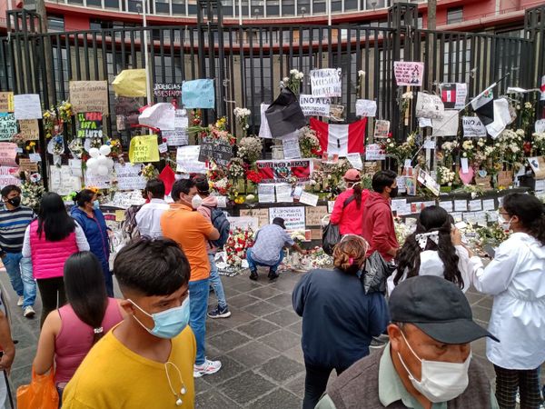 Manifestantes se dirigen al Congreso de Perú en memoria de los fallecidos en protestas - Sputnik Mundo
