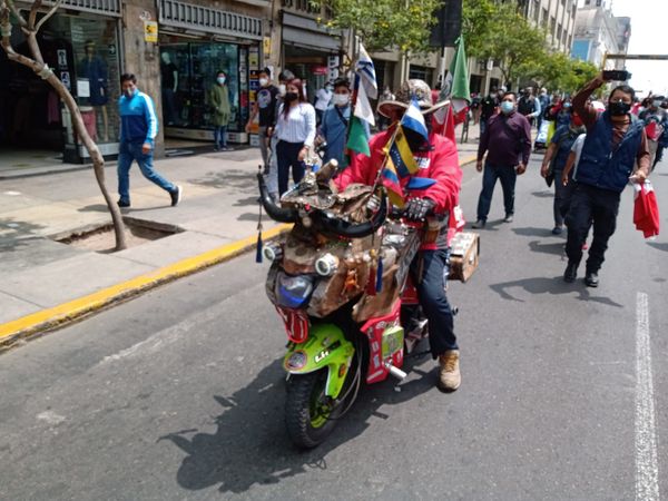 Manifestantes se dirigen al Congreso de Perú en memoria de los fallecidos en protestas - Sputnik Mundo