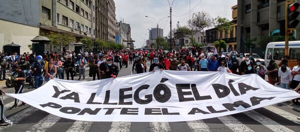 Manifestantes en Lima recuerdan frase de César Vallejo, el principal poeta de Perú, en medio de la crisis - Sputnik Mundo