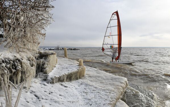 El duro surf a vela entre los hielos de las 'Maldivas rusas'

 - Sputnik Mundo