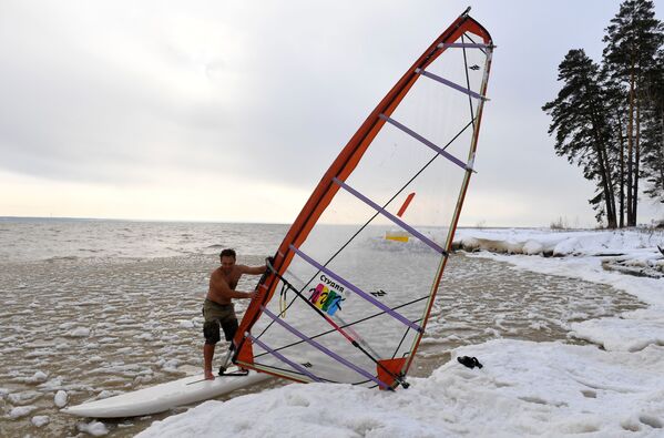 El duro surf a vela entre los hielos de las 'Maldivas rusas'

 - Sputnik Mundo
