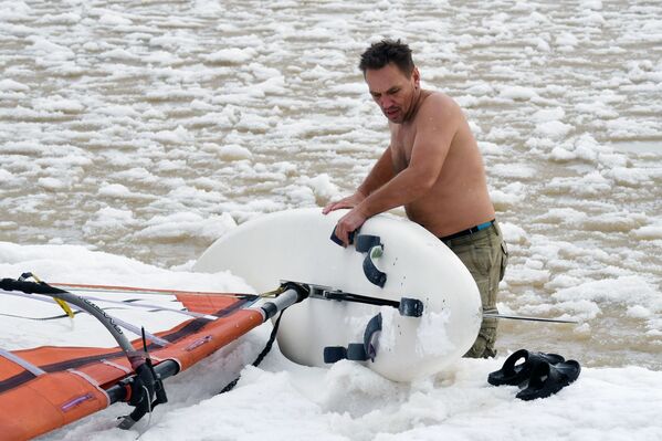 El duro surf a vela entre los hielos de las 'Maldivas rusas'

 - Sputnik Mundo