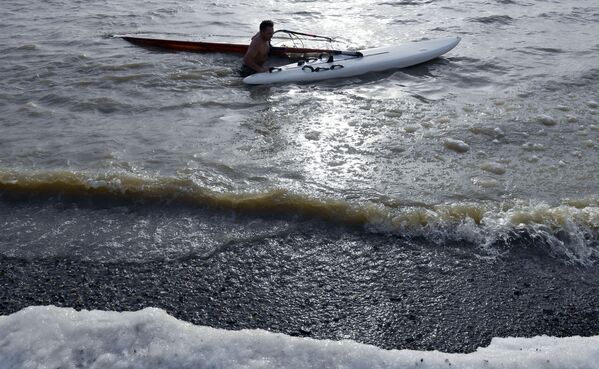 El duro surf a vela entre los hielos de las 'Maldivas rusas'

 - Sputnik Mundo