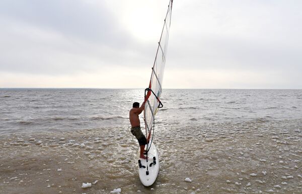 El duro surf a vela entre los hielos de las 'Maldivas rusas'

 - Sputnik Mundo