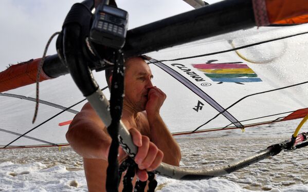 El duro surf a vela entre los hielos de las 'Maldivas rusas'

 - Sputnik Mundo