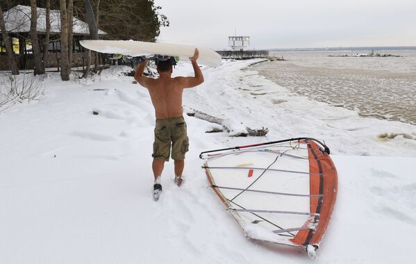 El duro surf a vela entre los hielos de las 'Maldivas rusas'

 - Sputnik Mundo
