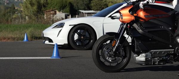  Porsche Taycan vs. Harley-Davidson LiveWire  - Sputnik Mundo
