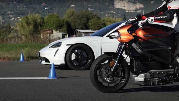  Porsche Taycan vs. Harley-Davidson LiveWire  - Sputnik Mundo