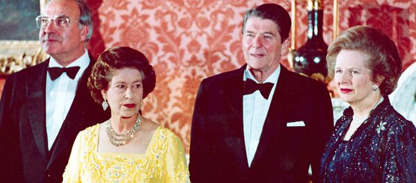 La reina Isabel II junto al Canciller de Alemania Occidental Helmut Kohl, a la izquierda, el presidente de Estados Unidos Ronald Reagan, segundo a la derecha, y Margaret Thatcher - Sputnik Mundo