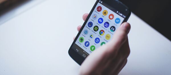 Un celular con el sistema operativo Android - Sputnik Mundo