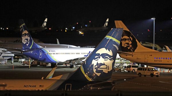 Unos aviones de Alaska Airlines en la pista del aeropuerto internacional Sea-Tac, en Washington, EEUU (archivo) - Sputnik Mundo