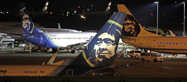 Unos aviones de Alaska Airlines en la pista del aeropuerto internacional Sea-Tac, en Washington, EEUU (archivo) Unos aviones de Alaska Airlines en la pista del aeropuerto internacional Sea-Tac, en Washington, EEUU (archivo) - Sputnik Mundo