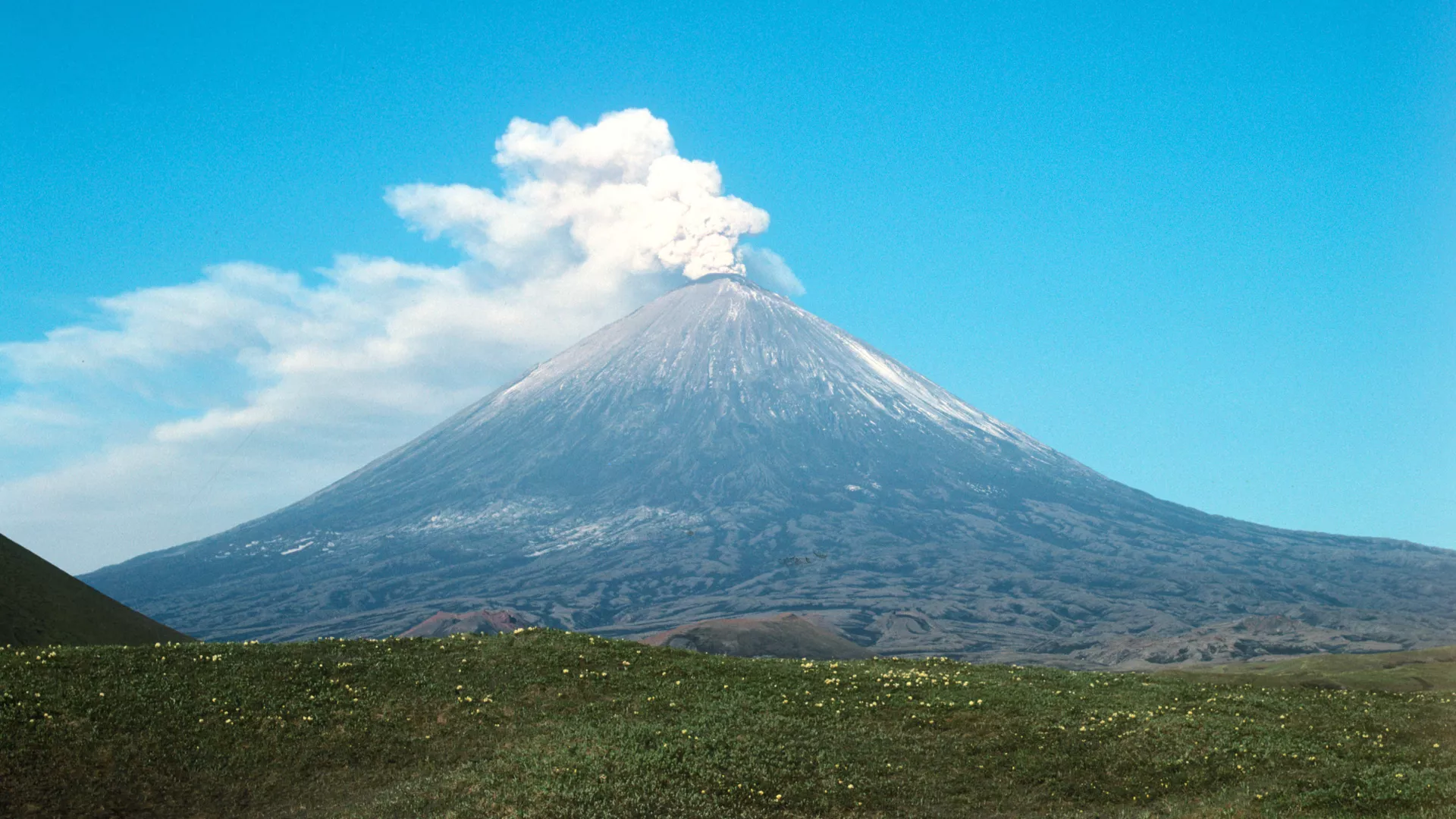 El volcán Kliuchevskói, en la península de Kamchatka (archivo) El volcán Kliuchevskói, en la península de Kamchatka (archivo) - Sputnik Mundo, 1920, 06.09.2022