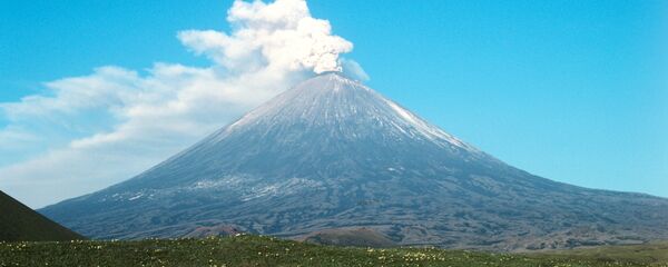 El volcán Kliuchevskói, en la península de Kamchatka (archivo) - Sputnik Mundo