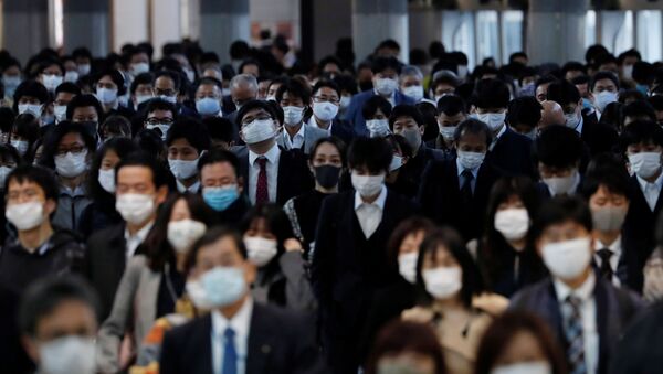 Gente con mascarillas en Tokio, Japón - Sputnik Mundo