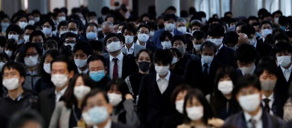 Gente con mascarillas en Tokio, Japón - Sputnik Mundo