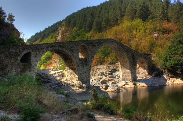 Durante mucho tiempo, la gente creyó que no se podía construir un puente fiable sin la ayuda de los demonios. El puente que cruza el río Arda, apodado 'el puente del Diablo', está tendido al sur de Bulgaria desde hace más de 500 años. La leyenda dice que el arquitecto del puente hizo un trato con los espíritus del mal. El demonio exigió que su rostro se inmortalizara en la construcción para que fuera visible e invisible. Se dice que cuando no hace viento y el sol está en su cénit y el puente semicircular se refleja perfectamente en las aguas tranquilas, se puede ver realmente la imagen del demonio. 
 - Sputnik Mundo