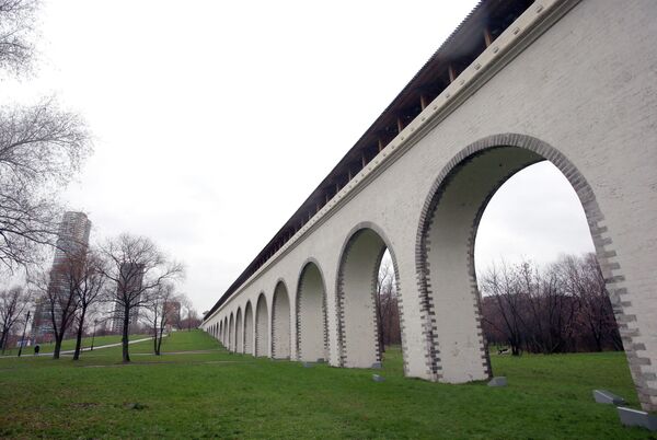 El acueducto de Rostokino se considera el más antiguo de los puentes conservados en Moscú. Su construcción comenzó en 1780 y duró casi 25 años. Además del nombre oficial, el acueducto tiene el apodo de 'Puente del millón'. Alude a su coste: la ciudad gastó 1,5 millones de rublos del zar en su construcción. El acueducto de Rostokino ya no forma parte del sistema de abastecimiento de agua de Moscú, pero sigue siendo un monumento histórico protegido y la decoración de un parque.   
 - Sputnik Mundo