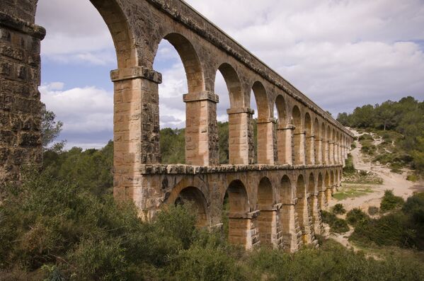 Otro 'puente del diablo' está a 5 km de Tarragona, en España. Es el ejemplo más destacado del ingenio romano a la hora de construir un acueducto, este caso, construido en el siglo I a.C. Hay una leyenda según la cual el puente sobre el desfiladero fue construido por el Diablo a cambio del alma del primer habitante de Tarraco que bebiera agua de aquí. Pero la gente resultó ser más astuta y el primero en beber agua fue un burro. Así que el Diablo tuvo que tomar su alma y entregar el acueducto a la gente. De ahí su nombre, el puente del Diablo.  
 - Sputnik Mundo