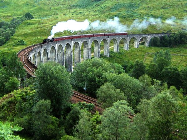 En la parte occidental de las Tierras Altas de Escocia, entre Fort William y Mallaig, se construyó el viaducto de Glenfinnan entre 1897 y 1901. Tiene 380 metros de largo e incluye 21 arcos de 30 metros de altura. Hay una línea de ferrocarril que atraviesa el viaducto. Glenfinnan es muy popular entre los creadores de películas fantásticas. Fue aquí donde se filmaron 'Highlander' y la saga de Harry Potter. Durante mucho tiempo existió la leyenda de que un caballo cayó en uno de los pilares del puente durante la construcción. En 2001, se encontraron los restos de un caballo con un carro, pero en otro viaducto. 
 - Sputnik Mundo