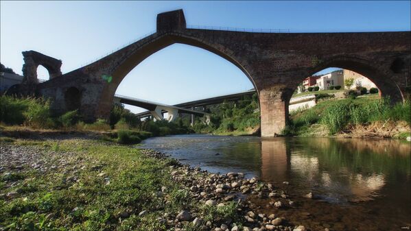 Otro puente del Diablo, Martorell, es un puente medieval que cruza el río Llobregat en Cataluña, cerca de Barcelona. Fue construido a finales del siglo XIII. Una leyenda catalana explica el nombre del puente por el hecho de que fue construido por el Diablo a petición de una chica que tenía miedo de cruzar el río por un tronco inseguro y prometió entregarle su alma si el puente era construido de la noche a la mañana. Sin embargo, cuando al Diablo solo le quedaba una piedra por poner en el puente, la dueña de la casa donde vivía la muchacha arrojó agua al gallo para salvar el alma de la chica, este gritó, y luego otros gallos lo siguieron. El Diablo decidió que era ya mañana y se escapó.
 - Sputnik Mundo