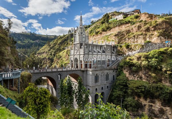 El Santuario de Nuestra Señora del Rosario de Las Lajas, conocida como 'la iglesia más bella del mundo', está construida sobre un puente que cruza un desfiladero en cuyo fondo corren las aguas tormentosas del río Guáitara. En 1951, Las Lajas recibió una coronación canónica del Vaticano, y en 1954 fue declarado basílica. La catedral es considerada el templo colombiano más visitado, así como el lugar más místico del país, donde durante muchos años se producen curaciones milagrosas.
 - Sputnik Mundo