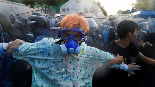 Los manifestantes durante una protesta contra el gobierno frente al Parlamento en Bangkok, Tailandia, el 17 de noviembre de 2020. Los manifestantes durante una protesta contra el gobierno frente al Parlamento en Bangkok, Tailandia, el 17 de noviembre de 2020. - Sputnik Mundo