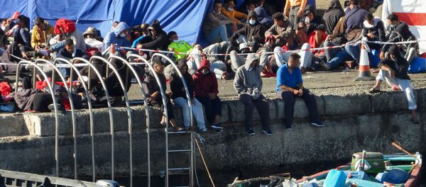 Migrantes en el puerto de Arguineguín, en la isla española de Gran Canaria. - Sputnik Mundo