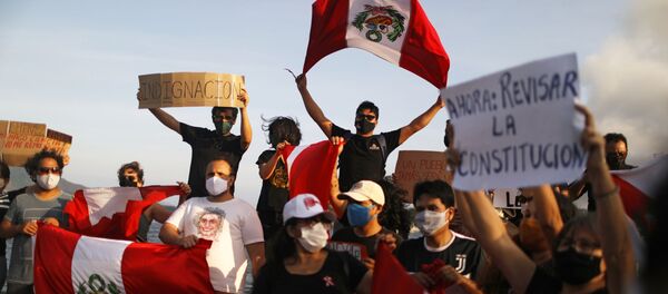 Una concentración con banderas de Perú en Brasil tras la dimisión de Manuel Merino - Sputnik Mundo