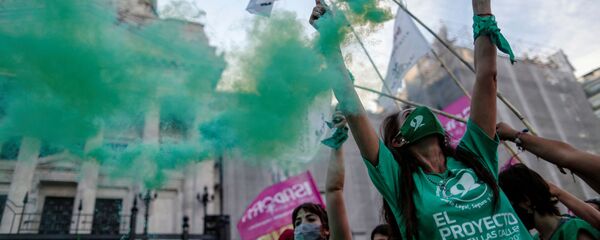 Activistas participan en manifestación a favor de legalizar el aborto, en Buenos Aires (Argentina), el 18 de noviembre del 2020 - Sputnik Mundo