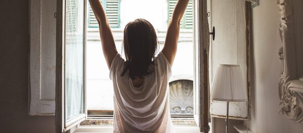 Una joven abre la ventana (referencial) - Sputnik Mundo