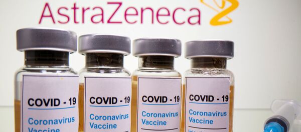 Vacuna anti-COVID frente al logo AstraZeneca - Sputnik Mundo