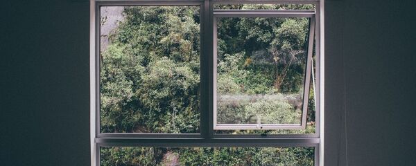 Imagen referencial de una habitación ventilándose con la ventana abierta - Sputnik Mundo
