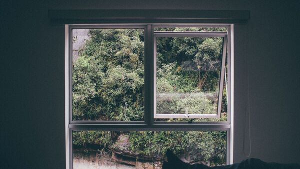 Imagen referencial de una habitación ventilándose con la ventana abierta - Sputnik Mundo