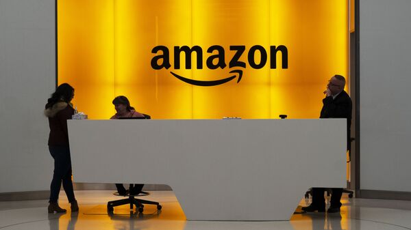 Imagen de archivo. Personas en el vestíbulo de las oficinas de Amazon en Nueva York - Sputnik Mundo