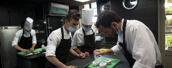 Cocineros en el Celler de Can Roca (Girona) - Sputnik Mundo