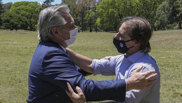 El presidente de Argentina, Alberto Fernández, y su par de Uruguay, Luis Lacalle Pou - Sputnik Mundo