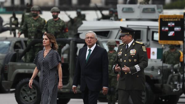 El presidente de México, Andrés Manuel López Obrador, durante el desfile militar del 16 de septiembre - Sputnik Mundo