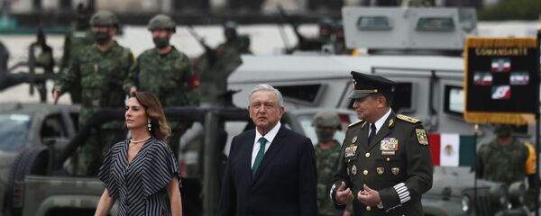 El presidente de México, Andrés Manuel López Obrador, durante el desfile militar del 16 de septiembre - Sputnik Mundo