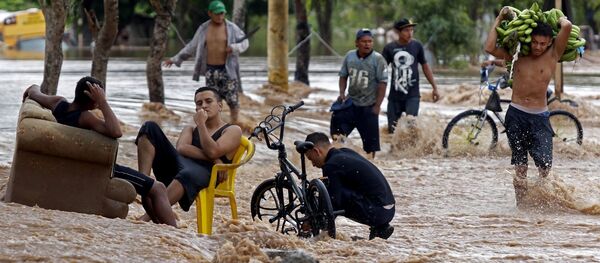 Люди на затопленной улице в Гондурасе - Sputnik Mundo