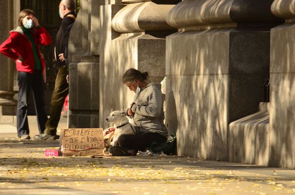 Vivir en la calle, mata: el drama de los sintecho se agudiza en España   - Sputnik Mundo