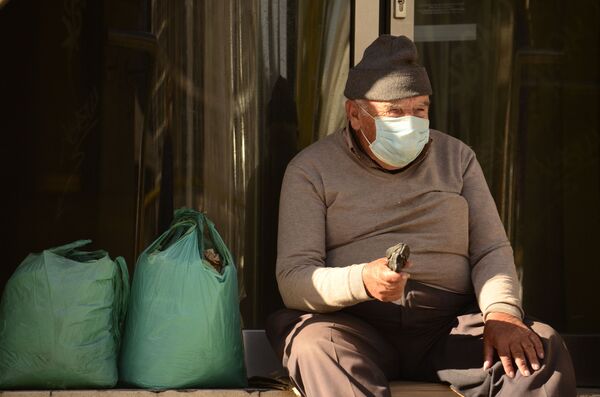 Vivir en la calle, mata: el drama de los sintecho se agudiza en España   - Sputnik Mundo