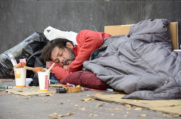 Vivir en la calle, mata: el drama de los sintecho se agudiza en España   - Sputnik Mundo
