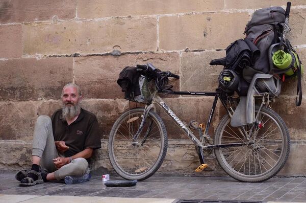Vivir en la calle, mata: el drama de los sintecho se agudiza en España   - Sputnik Mundo