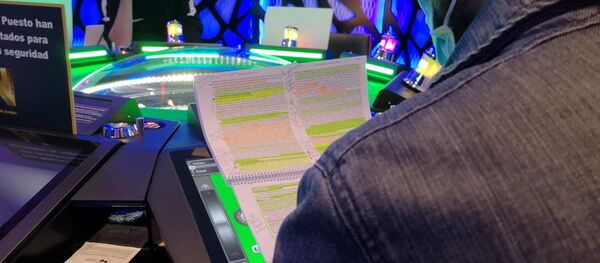 Jóvenes madrileños estudian en una sala de apuestas Jóvenes madrileños estudian en una sala de apuestas - Sputnik Mundo