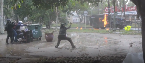 Lanzan cócteles molotov durante los enfrentamientos con la Policía en Colombia - Sputnik Mundo