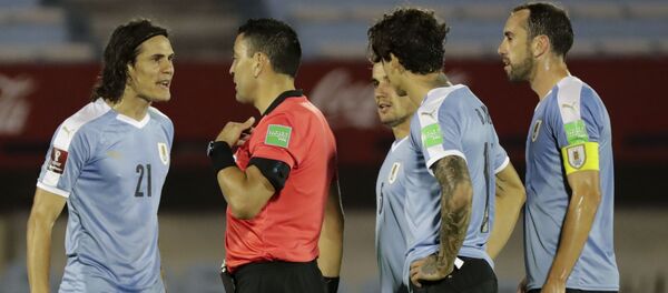 Edinson Cavani y futbolistas de la Selección de Uruguay cuestionan al árbitro durante un partido por Eliminatorias hacia Catar 2022 - Sputnik Mundo