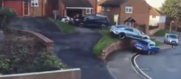 ¿Crees que no sabes estacionar? Mira este vídeo de un Porshe Taycan ¿Crees que no sabes estacionar? Mira este vídeo de un Porshe Taycan - Sputnik Mundo