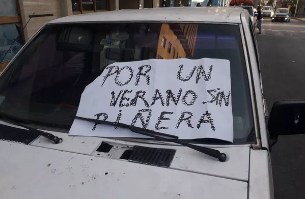 Carabineros reprimen a miles de chilenos que marchan exigiendo la renuncia de Piñera Carabineros reprimen a miles de chilenos que marchan exigiendo la renuncia de Piñera - Sputnik Mundo