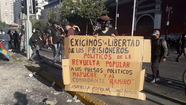 Carabineros reprimen a miles de chilenos que marchan exigiendo la renuncia de Piñera Carabineros reprimen a miles de chilenos que marchan exigiendo la renuncia de Piñera - Sputnik Mundo
